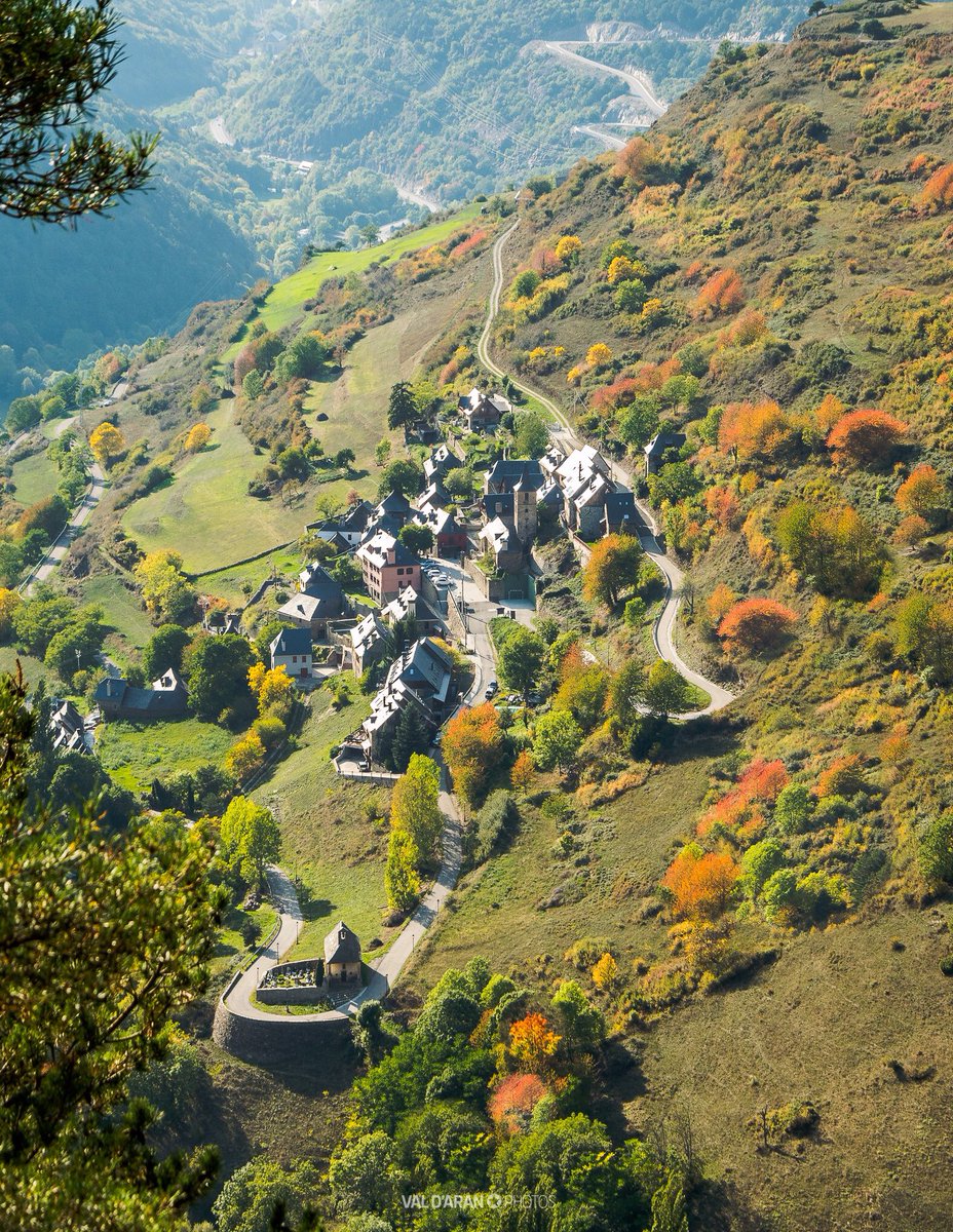 Encanto otoñal en <a href="/Val_dAran/">Val d'Aran</a> (Vista al pueblecito de Vila) 🍂🏘🍁 <a href="/catexperience/">Catalunya Experience</a> <a href="/parajesxvisitar/">Parajes x visitar - BLOG de VIAJES</a> <a href="/NatGeoEsp/">National Geographic España</a> #FelizFinde #ValdAran