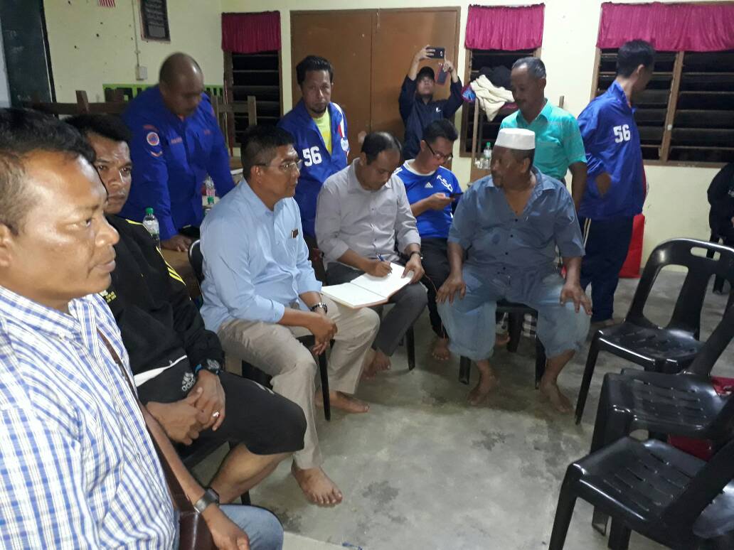 AmranLarut's tweet photo. Mewakili YB DS @dhzhamzah menyampaikan bantuan kpd mangsa banjir d Kg Pt Besar @PerakBNYouth https://t.co/eJEjh7QWoE