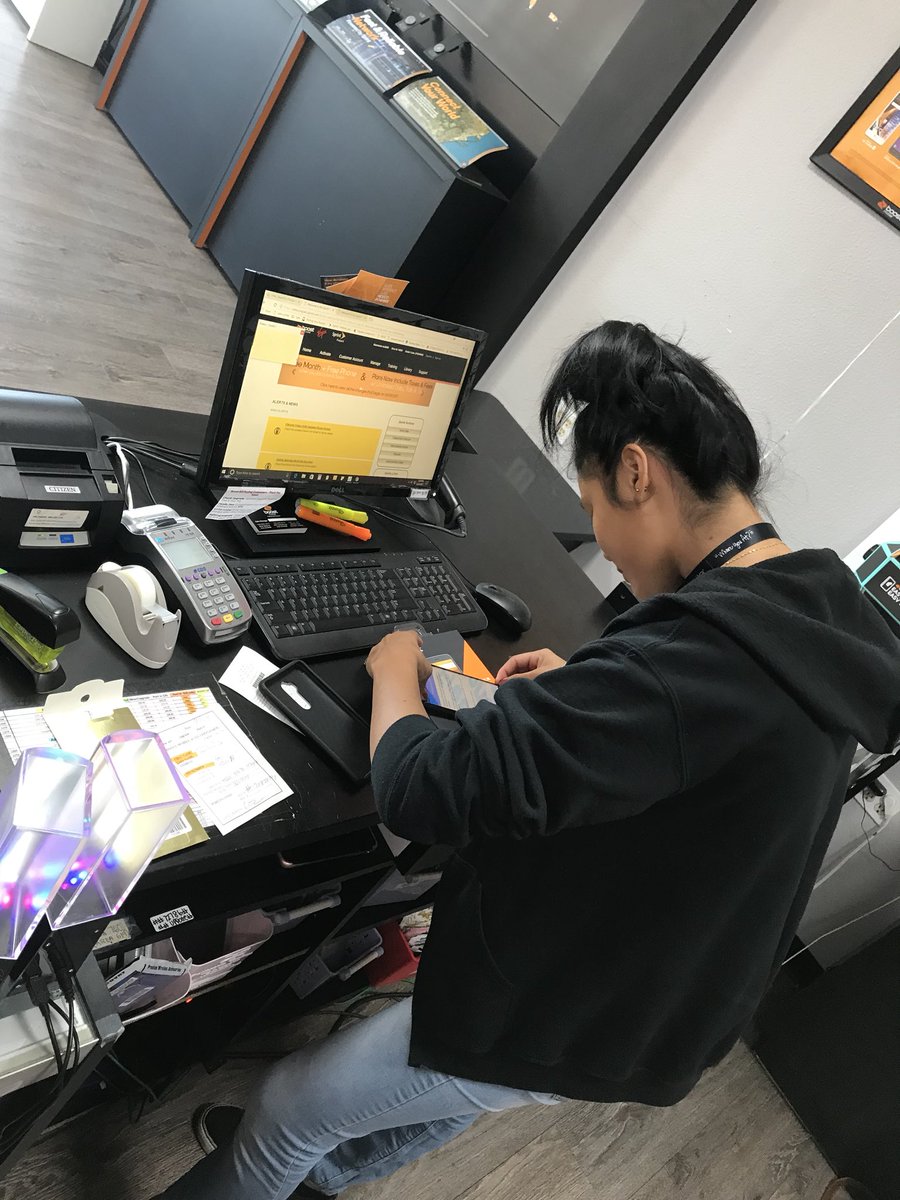 PaTwRiK_FBA's tweet photo. @jjusa_mission brought out the dancing man for the last days of the #BOOSTFALLFLIP!  Stop by for last min deals! #SwitchHappens https://t.co/nQCgFN1kJ3