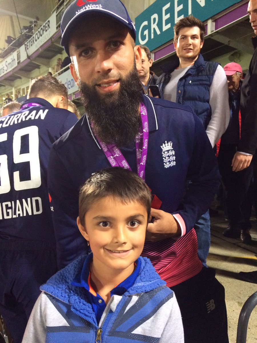 NSLICEOFHEAVEN's tweet photo. @MarkPeach1 look who met his #hero 😀 @MoeenAli #englandcricket #buddingcricketer https://t.co/VHE4u548wj