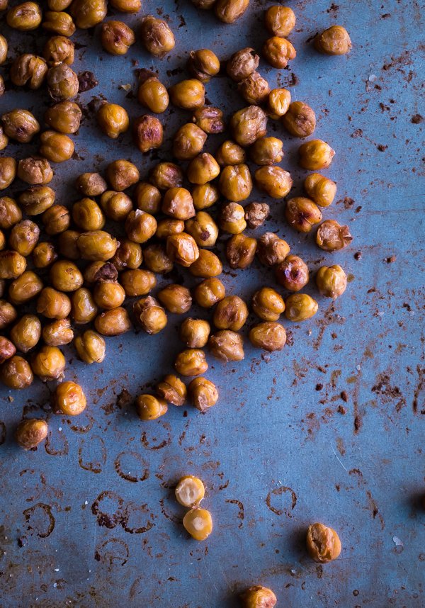 Add these roasted chickpeas to your buddha bowls!  <a href="/abeautifulplate/">Laura Davidson | A Beautiful Plate</a> ow.ly/EiW230fbWQ0
