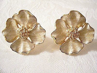 Beige White Pearl Marbled Padded Clip On Earrings Gold Tone Vinta… tuppu.net/c427444 #Etsy #LargeFlowerEarring