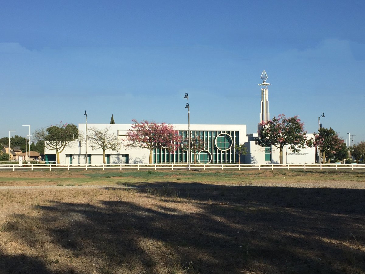 Obsessed_Writer's tweet image. Given a wonderful tour of #MichelleObama #LBCityLibrary today by Director Glenda Williams. Impressive community structure! #cityoflongbeach