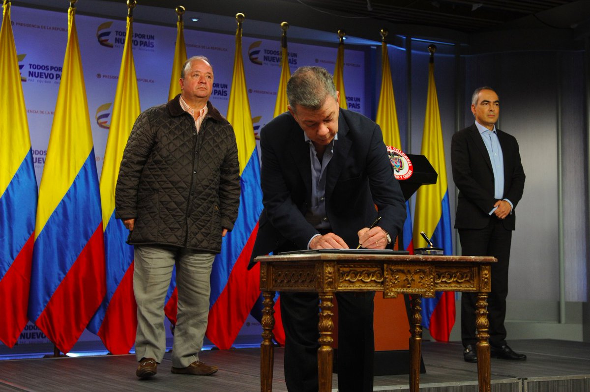 #Colombia | Pdte. Santos firma decreto para iniciar cese al fuego con #ELN bit.ly/2yOxTL0