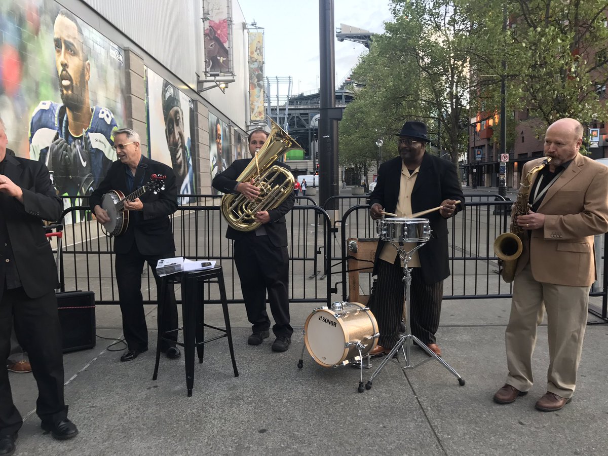 The entrance 🎶👌 #ITSGOINGNOFF