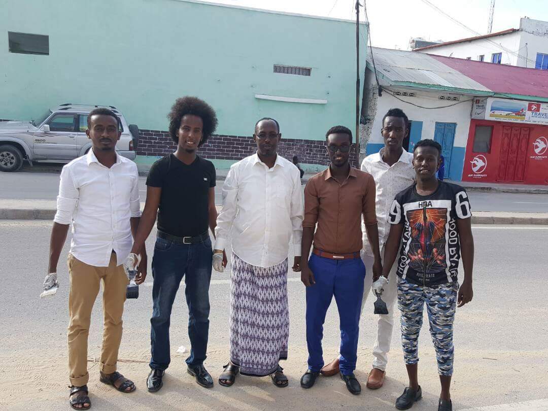 Abdideck2's tweet photo. Former Benadir Governor today joined #Dhalinyarada #Ubaxa #Caasimada at their routine voluntary street beatification work in Mogadishu. https://t.co/nYqYRsAqnj