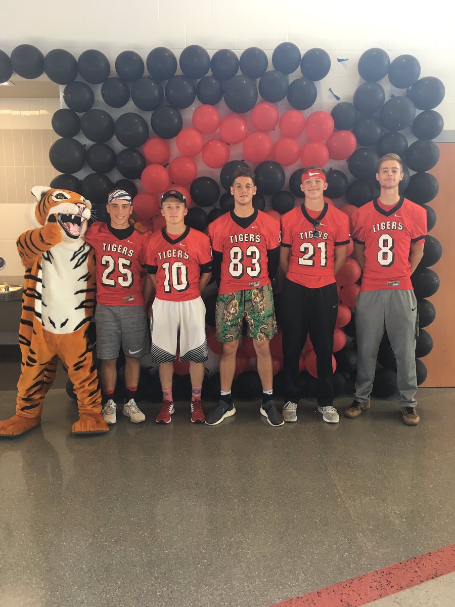 ghs_studentco's tweet photo. SPIRIT DAY #gogreek4hocoweek17 #GoTigers https://t.co/DXbrKKhHax