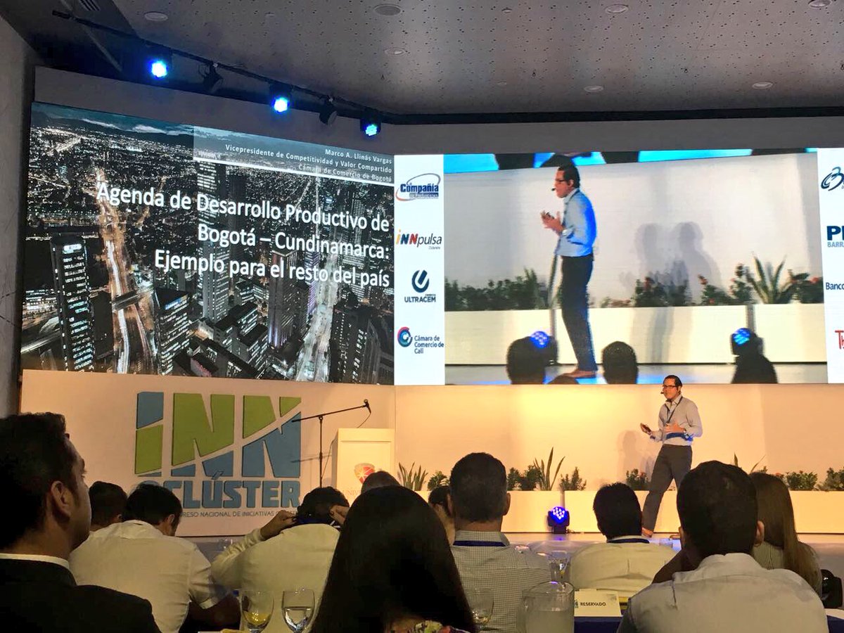 DesEconomicoBAQ's tweet photo. En #inncluster2017 aprendiendo de la estrategia de desarrollo productivo de Bogotá, liderada por el barranquillero @marcollinas https://t.co/odxClBnnX5
