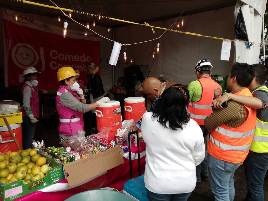 IAAM_CDMX's tweet photo. Atención a personas damnificadas, rescatistas y voluntarios que laboran en Álvaro Obregón 286, punto afectado por el #sismo https://t.co/5dG1IiwRzx