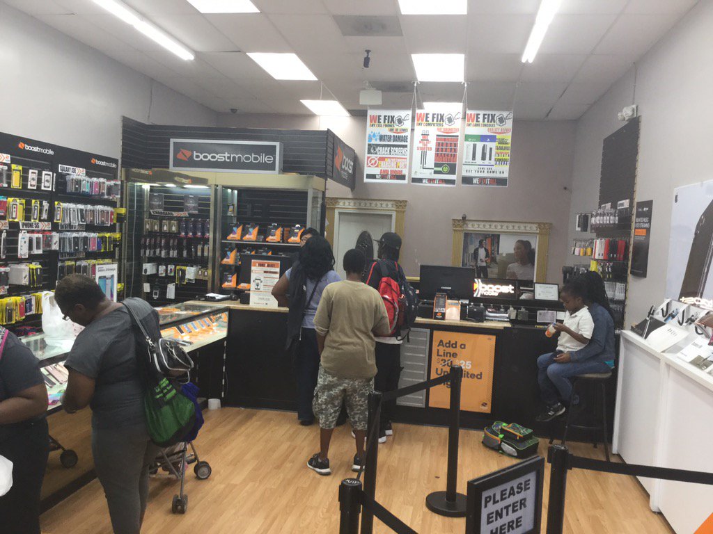 BoostBmoreTay's tweet photo. Neo Comm Eutaw is packed! Ending the month strong @KTBmore_spg @MikeWodzisz #BoostFallFlipEvent #BoostNation https://t.co/AhIvHhP0jF