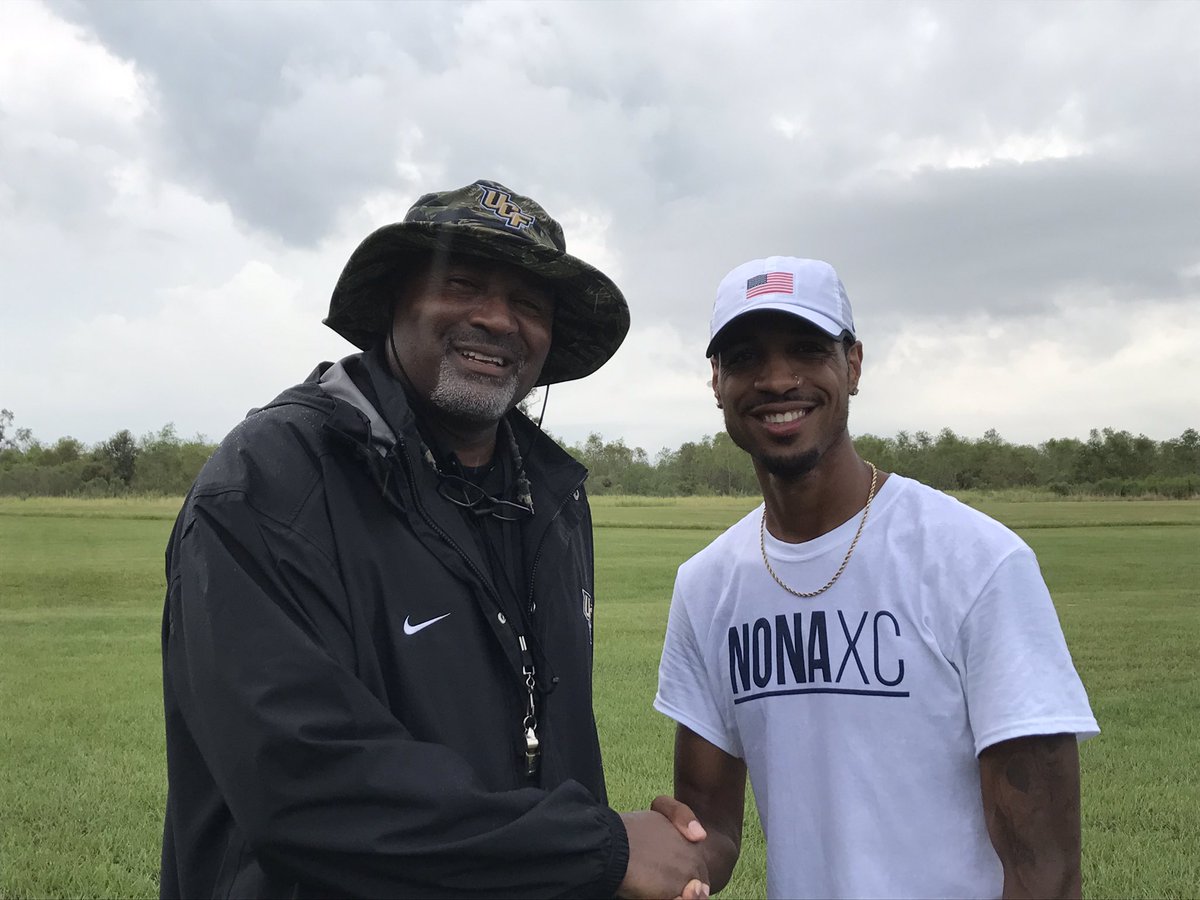 flrunners's tweet photo. The two fastest American 800m runners ever... Johnny Gray &amp; Duane Solomon hanging out at #flr18 @milesplit https://t.co/xtQbn2ZK1M