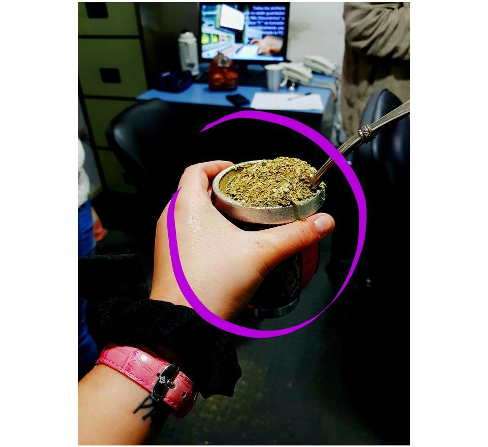 Unimundoradio's tweet photo. Así hacemos el mate en #Unimundo... por eso nos dedicamos a la radio. 

¡Gracias por escucharnos hoy! 
😁👌 https://t.co/s1N8sDnz3z