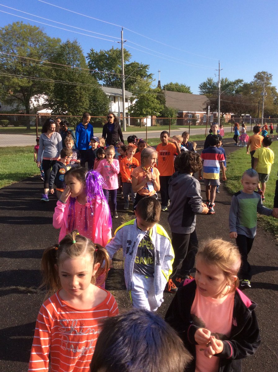 gr1DAgostini's tweet photo. Crazy for #TerryFox2017 and @GlenwoodGriffin  Ss show their #school spirit and their support for a great cause! https://t.co/MVdbBsx7mD