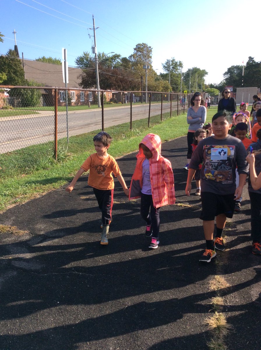 gr1DAgostini's tweet photo. Crazy for #TerryFox2017 and @GlenwoodGriffin  Ss show their #school spirit and their support for a great cause! https://t.co/MVdbBsx7mD