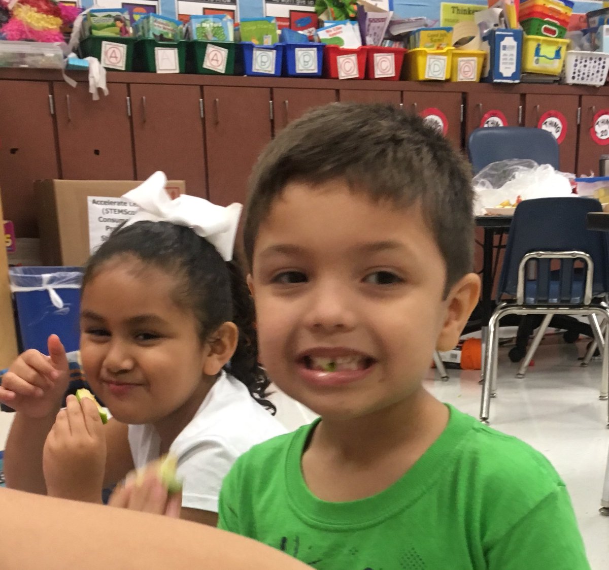 KinderAguirre's tweet image. Pioneers inquiring about apples today! ##IBPerez @perezpioneers #iteachk #applescience