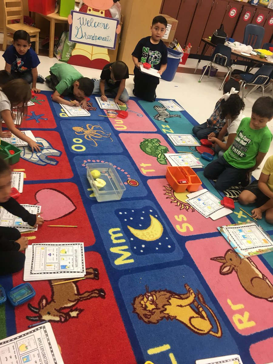 KinderAguirre's tweet image. Pioneers inquiring about apples today! ##IBPerez @perezpioneers #iteachk #applescience