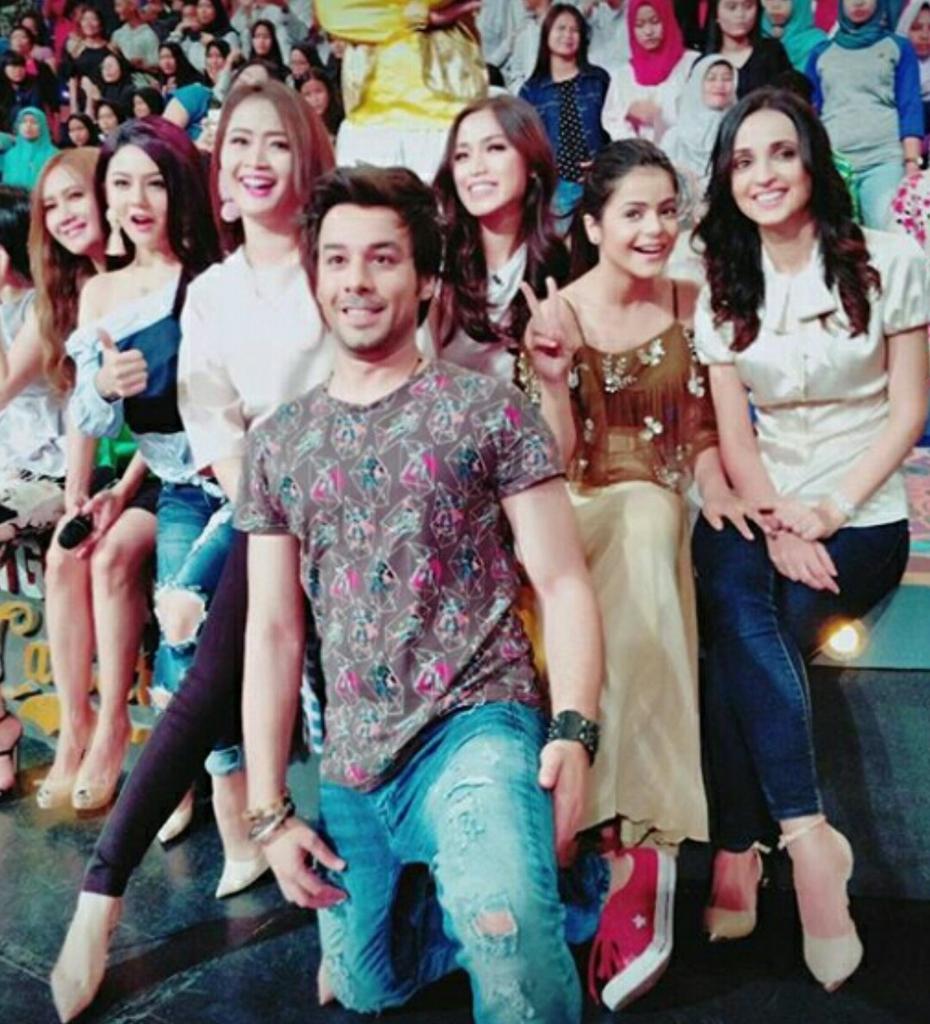 eva_romilda's tweet photo. Sanaya Irani Sobti with friends on Facebooker ANTV @TeamSarun @Jessica_Siagian @skhairani74 @ina_roosi https://t.co/GLEb5axNGY