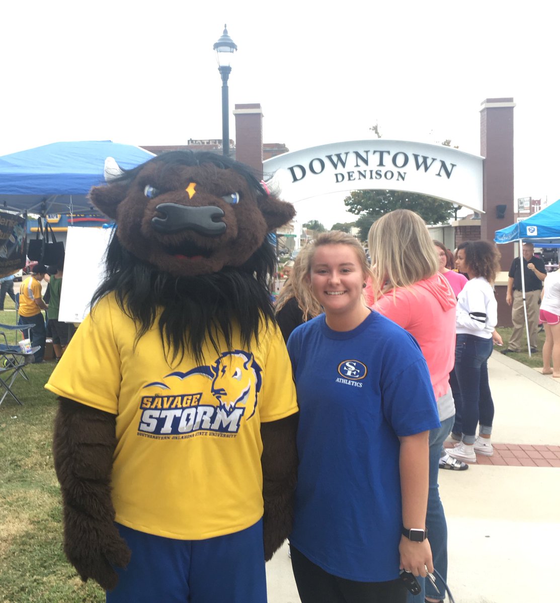 zoenicholereed's tweet photo. Just visited #TouchdownAlley and saw #Bolt! And he said “Bolt on down to the polls, and VOTE ZOZO FOR HOCO! #AlmaMater #DHS #SE 🖤💛💙 https://t.co/hYouQ3uztX
