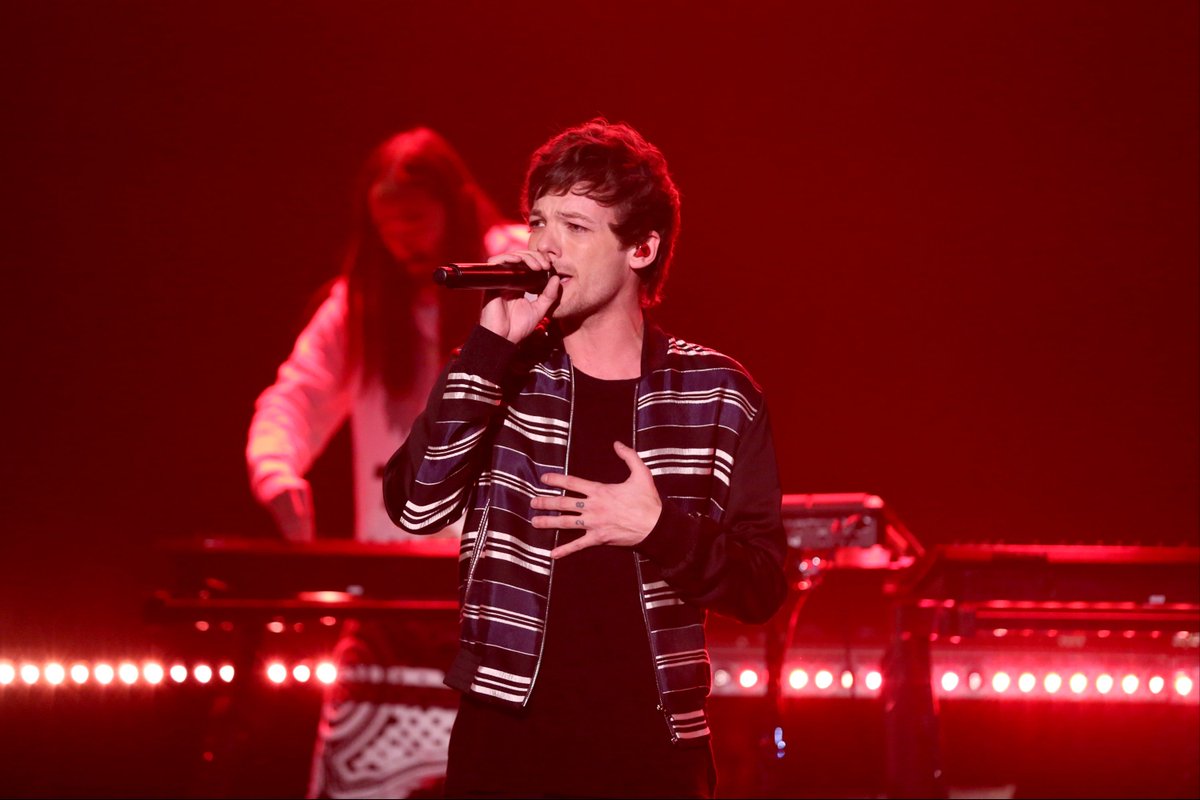 followers who RETWEET have 24 hrs for a chance to win ANOTHER signed photo of ultimate bae <a href="/Louis_Tomlinson/">Louis Tomlinson</a> ❤️ bit.ly/2frhl2T