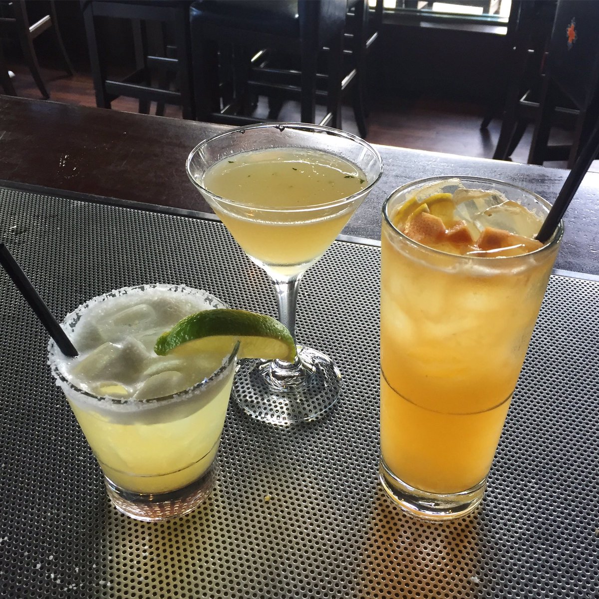 BrownsIronwood's tweet image. No better way to ring in the weekend than with tasty cocktails!🍹All martinis are 2$ off! #tgif #cheers #brownssocialhouse