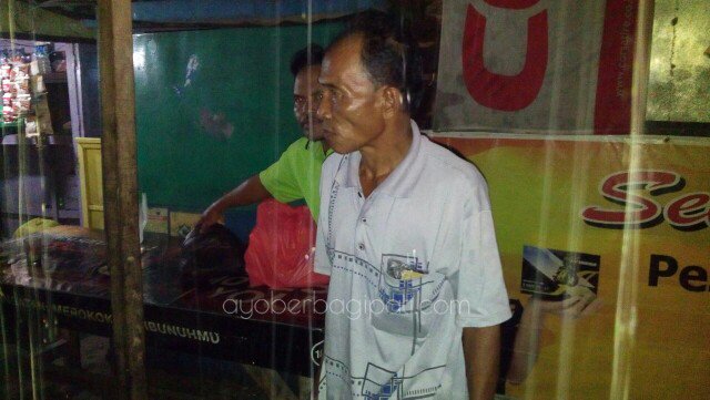 AyoberbagiPati's tweet photo. #DUGEL Dundum Sego Bunte 29 September 2017.
Meski hujan tetap aksi kak.
95 nasi & minum tersalurkan utk mkan mlam saudara kita di jlanan. https://t.co/9Ga1XlDeeT