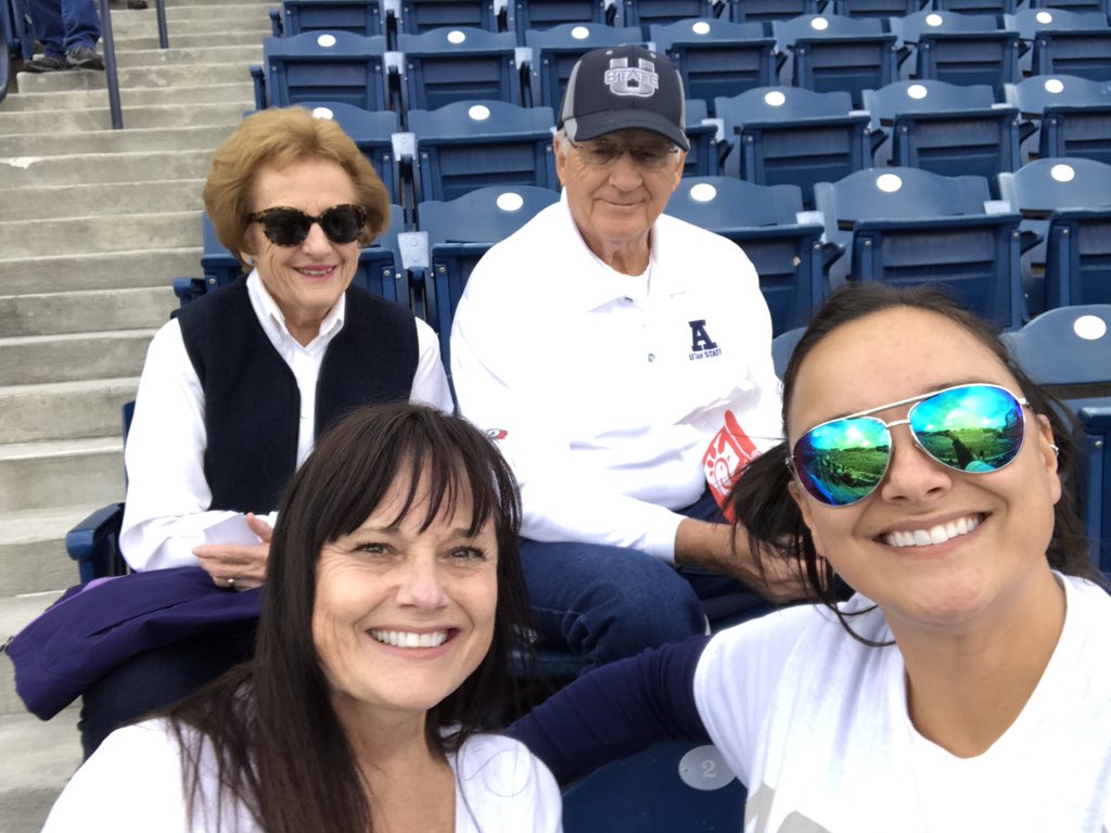 ms_tdub's tweet photo. #imlovinitusu #GoAggies !!! #utahstatefootball https://t.co/9iJOmA4gEE