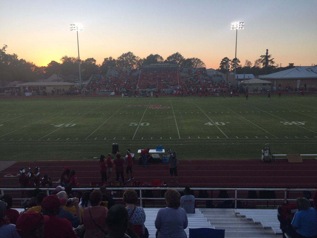 Luke_Johnson1's tweet photo. Live in Lincoln Co. on the call for Brookhaven/Laurel! Tune in to 99.3 FM on SuperTalkLaurel .com! #ILiveInLaurel #GoNaders https://t.co/2dT467vxQI