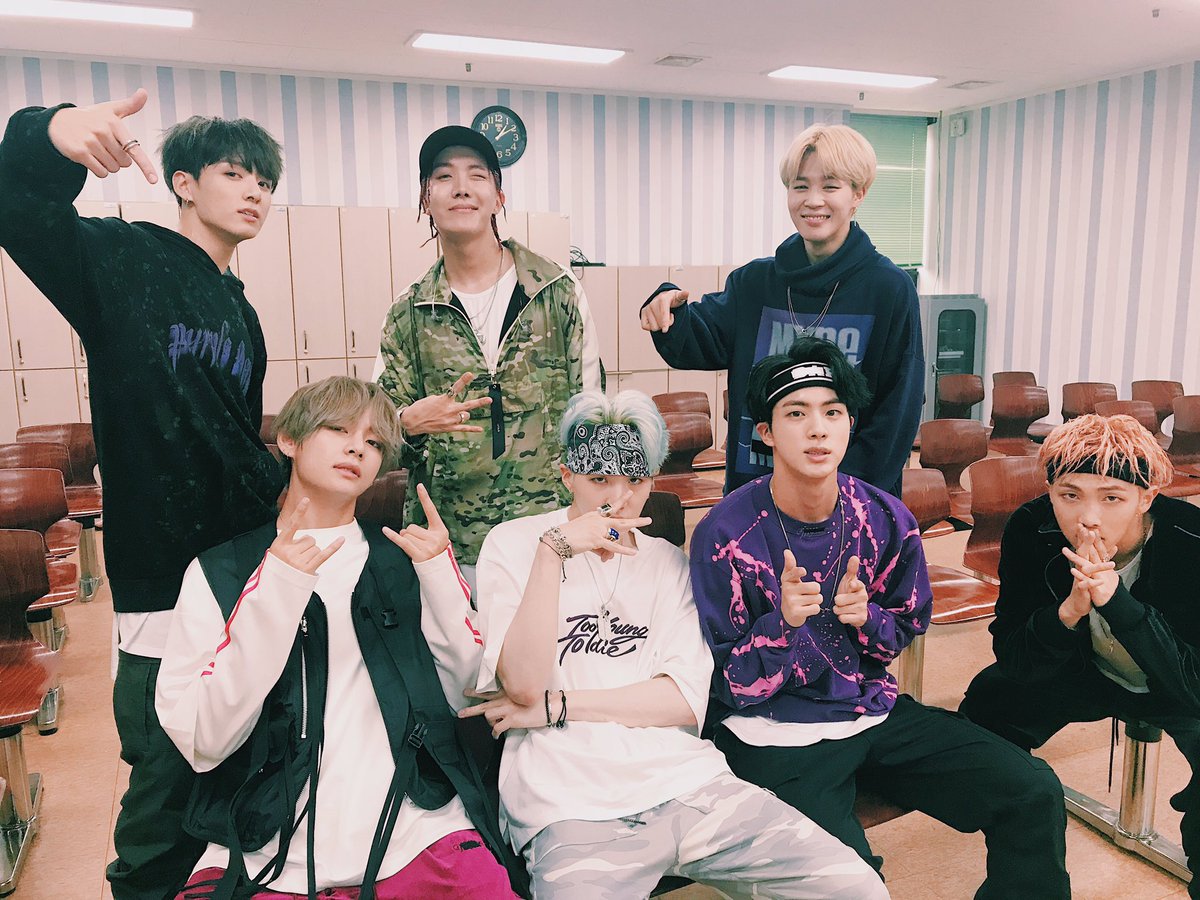 ARMYVN_twt's tweet photo. @BTS_twt HÔM NAY (30/9)

• Fansign tại Sinchon lúc 3:00 PM KST (1:00 PM VN)
• Fansign tại Myeongdong lúc 8:00 PM KST (6:00 PM VN) https://t.co/iNCnLcOSlL