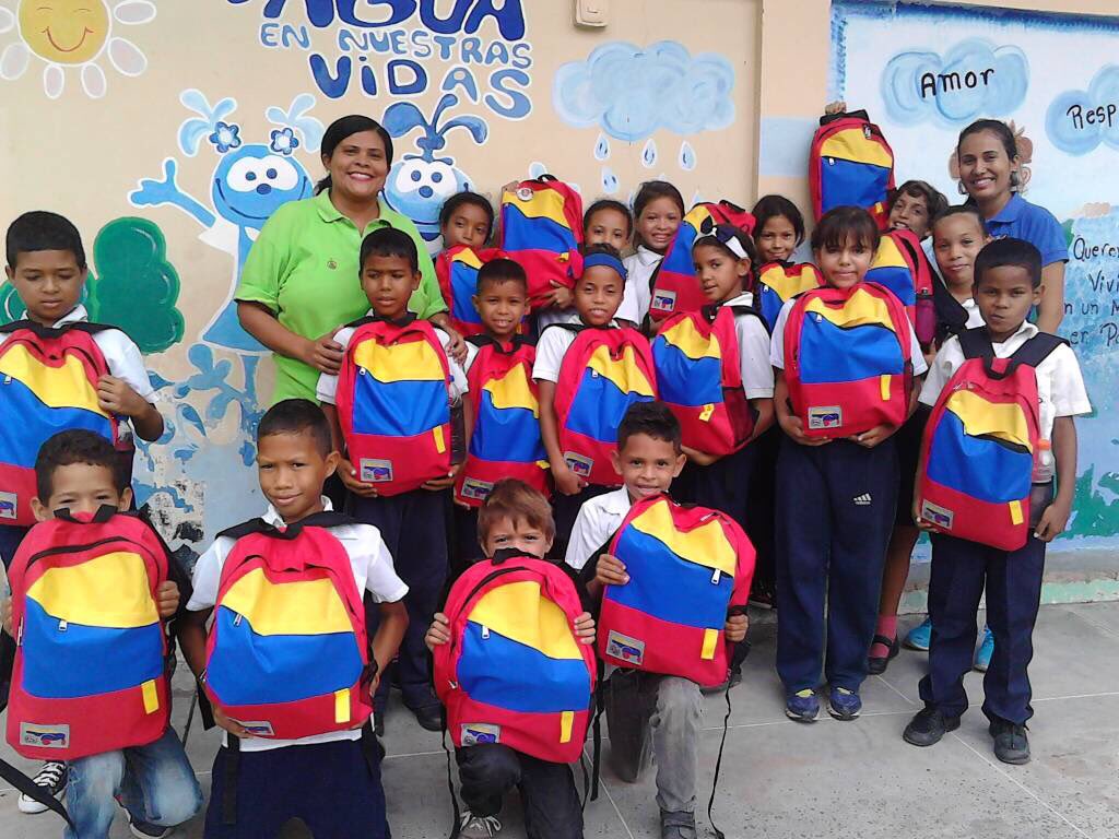 carcast02's tweet photo. Seguimos cumpliendo con nuestros niños y niñas de la patria en revolución se cumple con nuestro pueblo eso es justicia educativa https://t.co/XYRw6bGrtH