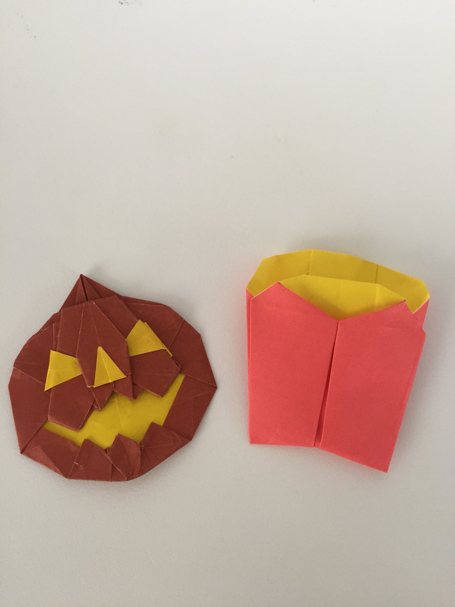 折り紙職人 ジャコランタン Jack O Lantern 南 樹さん と フライドポテト French Fries 有澤悠河さん作 第23回折紙探偵団コンベンション折り図集より 折りました 折り紙作品 折紙探偵団コンベンション集23 T Co