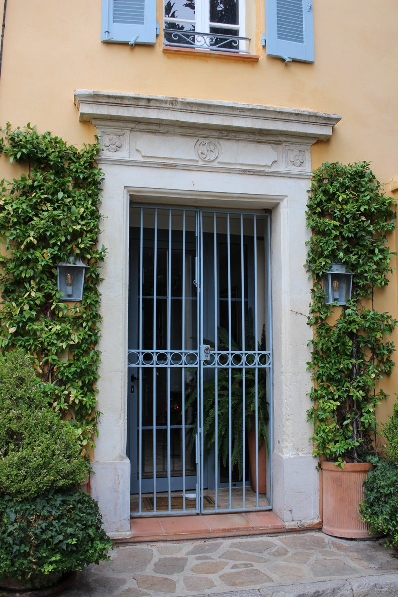 TimmermansPeter's tweet photo. Beautiful example of French gardening in pots. Bormes les Mimosas, Provence https://t.co/h79HSWZmWw