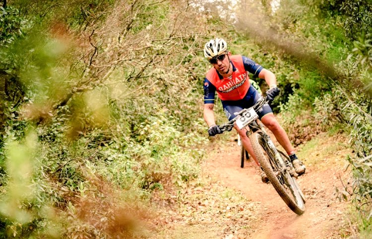 Antes, cuando corría, el primer mensaje de móvil era de mi mujer: suerte cariño 
Hoy a las 7:00 tambien ha sido ella: no hagas más ruido!!😤😤