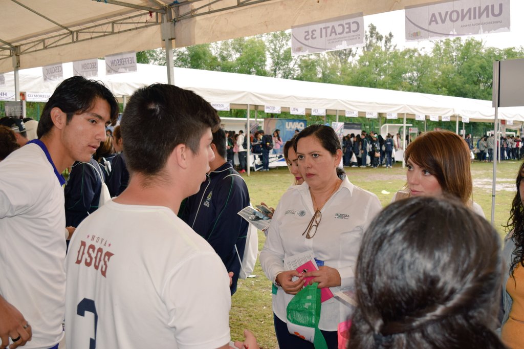SaraAburtoR's tweet photo. Los jóvenes son la fuerza y pilar de nuestro país, fomentemos su educación para juntos Mover a México. #FeriaVASaMoverAMéxico #Prospera_Mich https://t.co/0aylKO4NuT