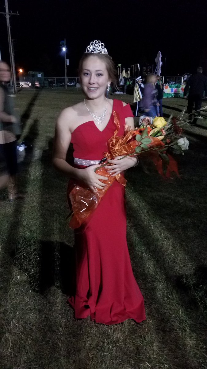 EdnaPlath's tweet photo. So proud of my homecoming queen! Congrats @platht17 https://t.co/PcNxyh6FFy