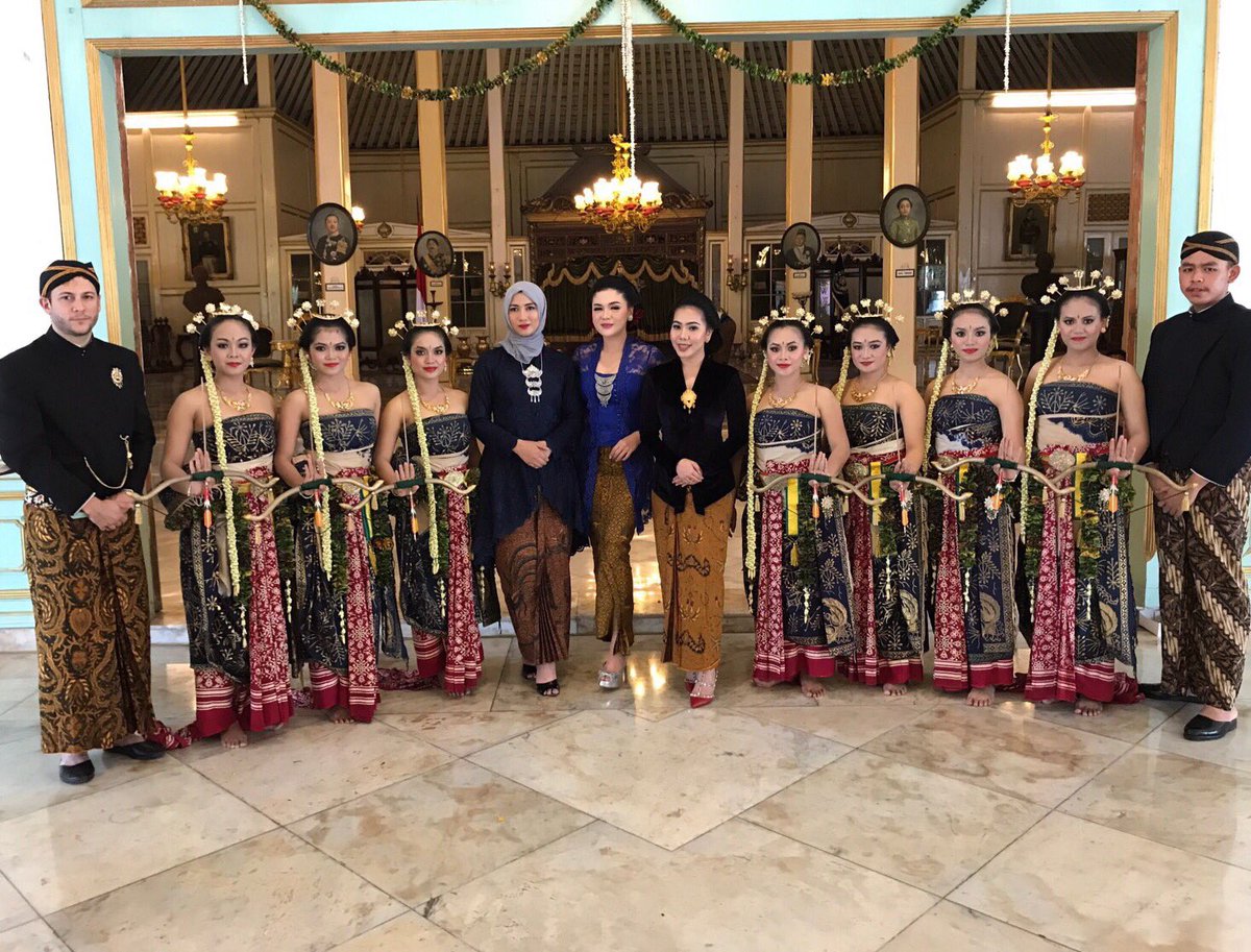 adeandrini's tweet image. diacara Jumenengan KGPAA Mangkunegoro IX di Mangkunegaran , Solo with @VickyShu