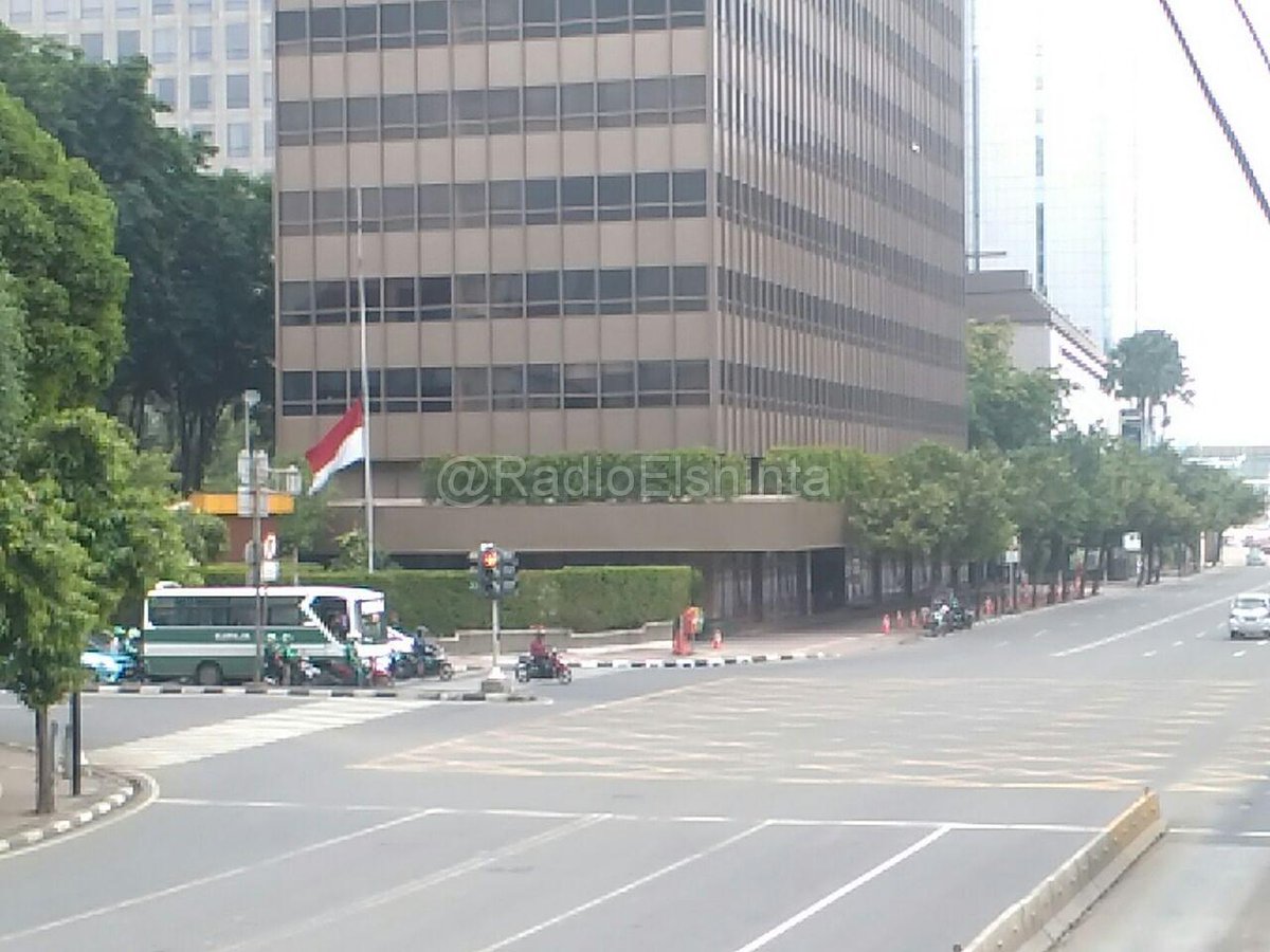 Mengenang peristiwa G30S/PKI, Gedung dikawasan Jl. MH. Thamrin, Jakpus menurunkan bendera merah putih setengah tiang. (Mur) #eMajelSeminar