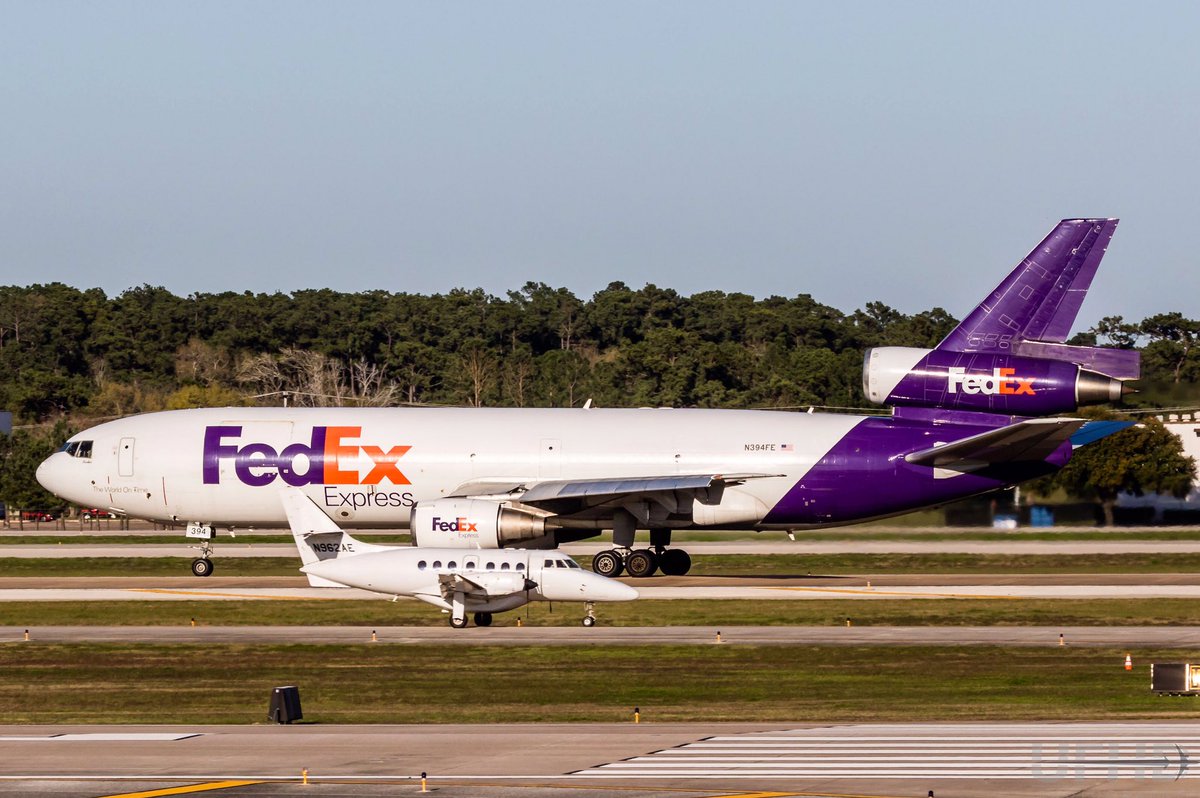 UnitedFlyerHD's tweet photo. FedEx MD-10-10F N394FE rolling on Houston IAH 33R in front of a BAe Jetstream taxiing to 33L
#avgeek #mcdonnelldouglas #dc10 #md10 #md10f https://t.co/cQYbk2Xi6x