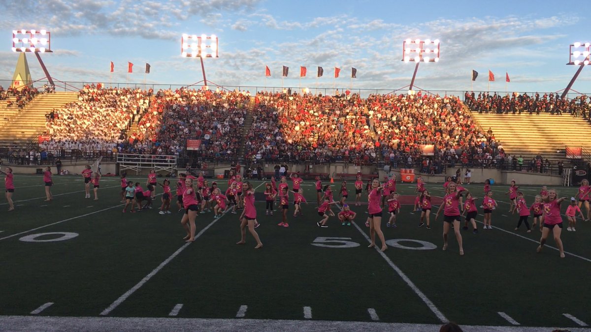 UVHighsteppers's tweet photo. What a way to start the night! #FutureVarsityHighsteppers in the making! #GirlsFunNight was awwsome! We love sharing the field with U! ๐ฏโค๏ธ๐๐ป https://t.co/ElHMcxhkGp