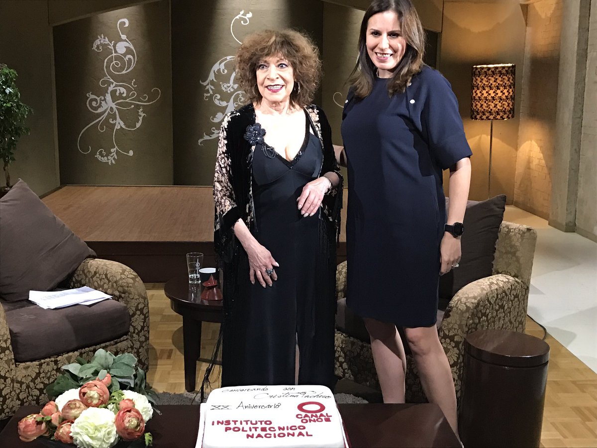 CanalOnceTV's tweet photo. ¡Gracias a la #Pastelería @montparnassemx, que obsequió a #CristinaPacheco y su equipo un delicioso pastel por los #20Años de #Conversando! https://t.co/zJGco4q2zr