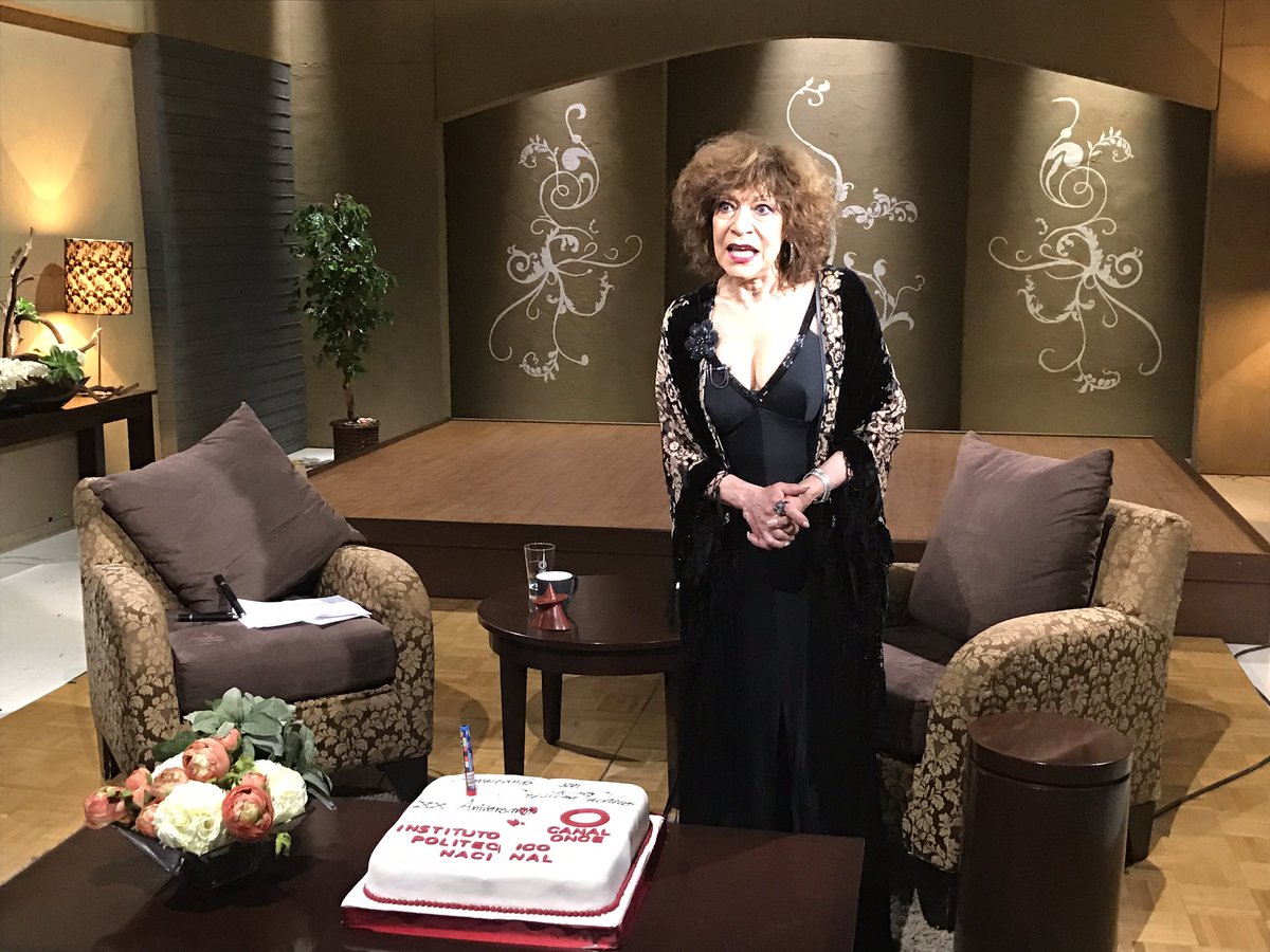 CanalOnceTV's tweet photo. ¡Gracias a la #Pastelería @montparnassemx, que obsequió a #CristinaPacheco y su equipo un delicioso pastel por los #20Años de #Conversando! https://t.co/zJGco4q2zr