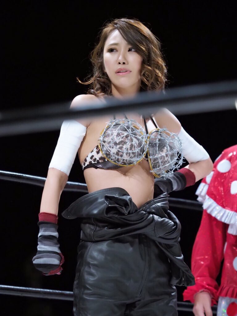渡瀬茜 おはよー( ´ ▽ ` )ﾉ いよいよ大仁田戦！！お陰様で指定席完売です🙇💕  有刺鉄線ブラプラスさらに新しい装備で大仁田厚をやっつける気まんまんです😏✨  今日は絶対勝つから愛車のハーレーちゃんで向かおうかしら😚17時ごろかな？入り待ちして戦う前に ...