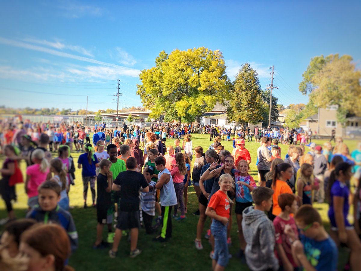 _mrs_nemeth's tweet photo. #Grade6 @DrRoyWilsonLC really enjoyed @ElmStreet76 #riverflatsrun today. Gorgeous weather and fall colours. https://t.co/3CgMLmcnJq