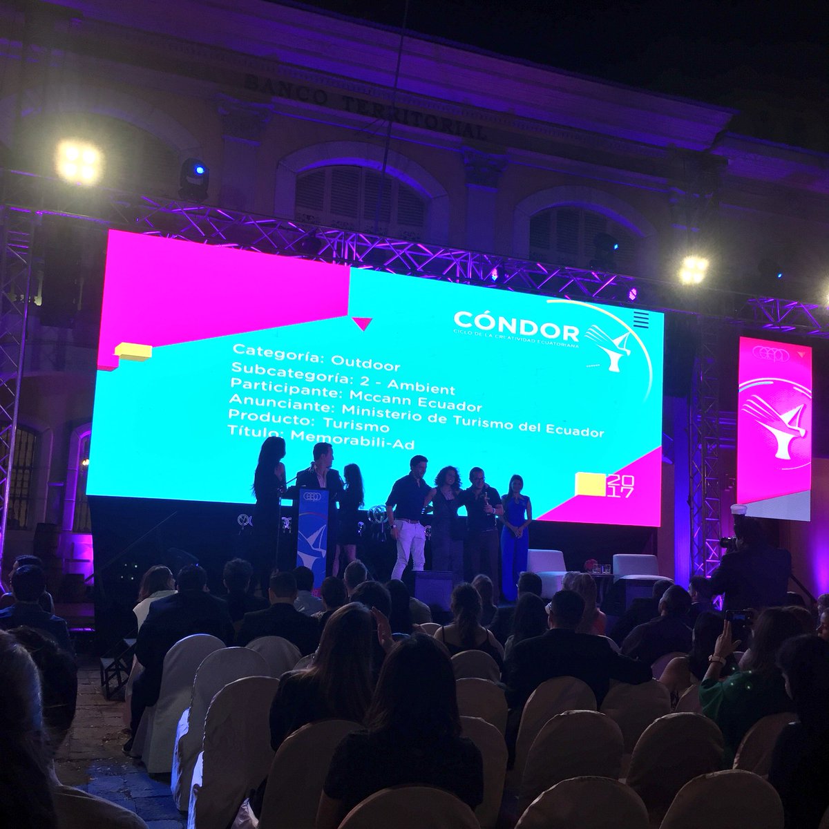 ElCondorEc's tweet photo. En la categoría Outdoors, cóndor de bronce para Mcaaan “Memorabili-ad” - Ministerio de Turismo #Condor2017 https://t.co/EYtBPjvwMk