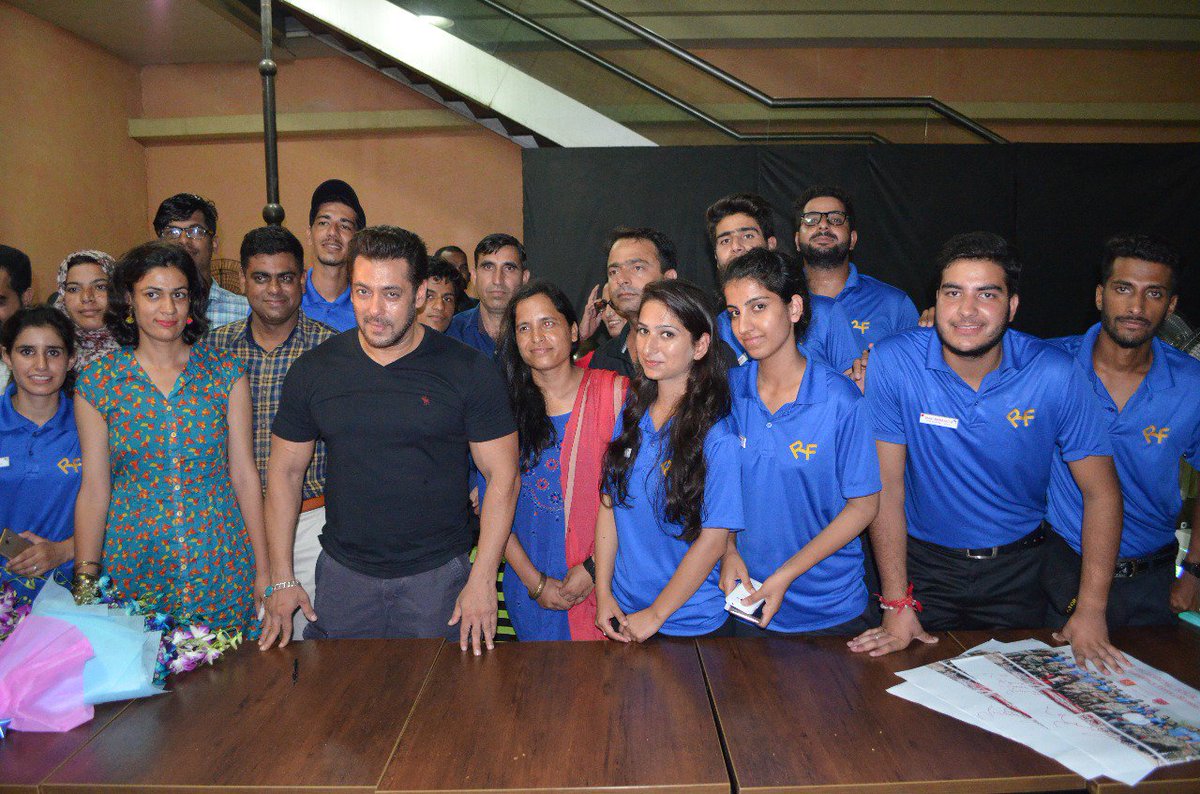 Whiteknight_IA's tweet photo. BGSBU Rajouri students dream comes true when @BeingSalmanKhan interacted with them during Army conducted tour to Mumbai @adgpi #ArmyForYouth https://t.co/sQiVfJLIbb