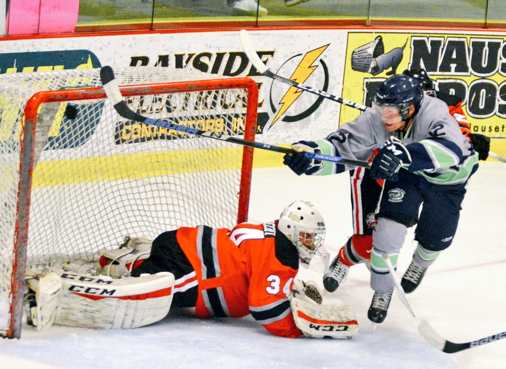 BEACHSKATES's tweet image. Seahawks Korey Muzzy buries 2nd Period goal v. Walpole Saturday at @CapeCodHYCC