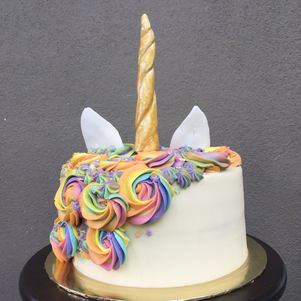 eisyaMosya's tweet photo. What happened in my kitchen last night, a 🦄 cake. First timer in using fondant, made the ears 3 times sebab tak jadi 😭😭 https://t.co/RmJj8uMkKb