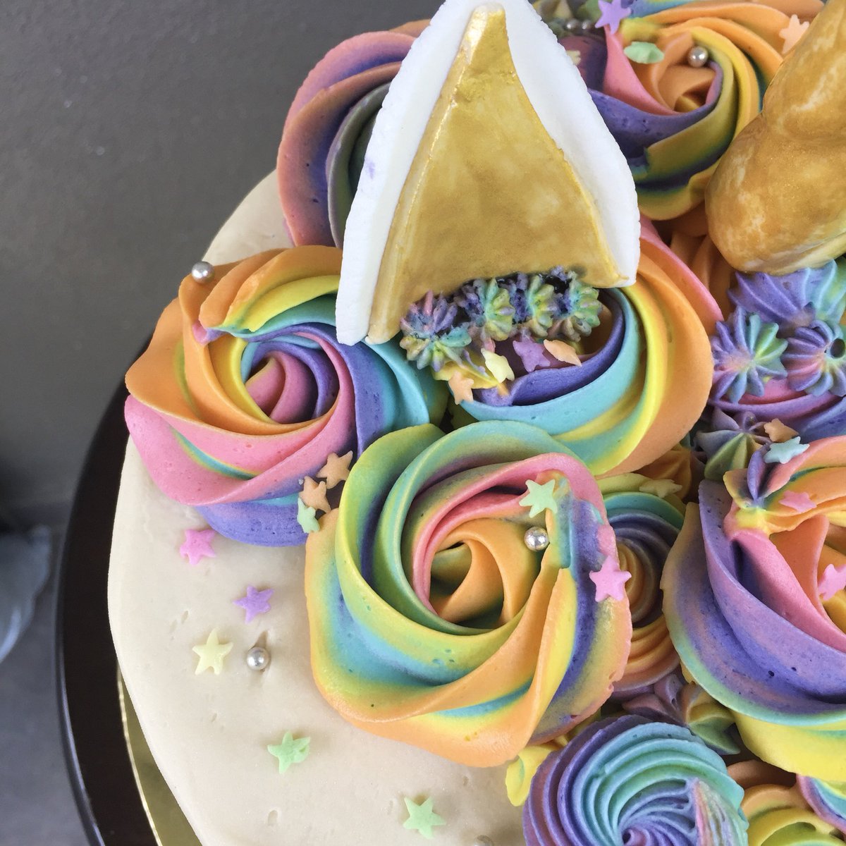 eisyaMosya's tweet photo. What happened in my kitchen last night, a 🦄 cake. First timer in using fondant, made the ears 3 times sebab tak jadi 😭😭 https://t.co/RmJj8uMkKb