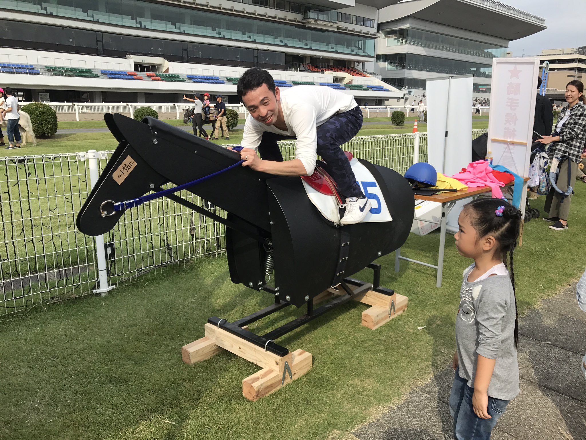 カツマルくん 地方競馬全国協会では騎手候補生を募集中です 騎手訓練用の木馬に勝負服姿になってまたがることができます 藤江渉 騎手が模範演技 未来の女性騎手候補にかっこいい姿を見せてくれました Chihokeiba 川崎競馬 T Co Fxujxpq6w8