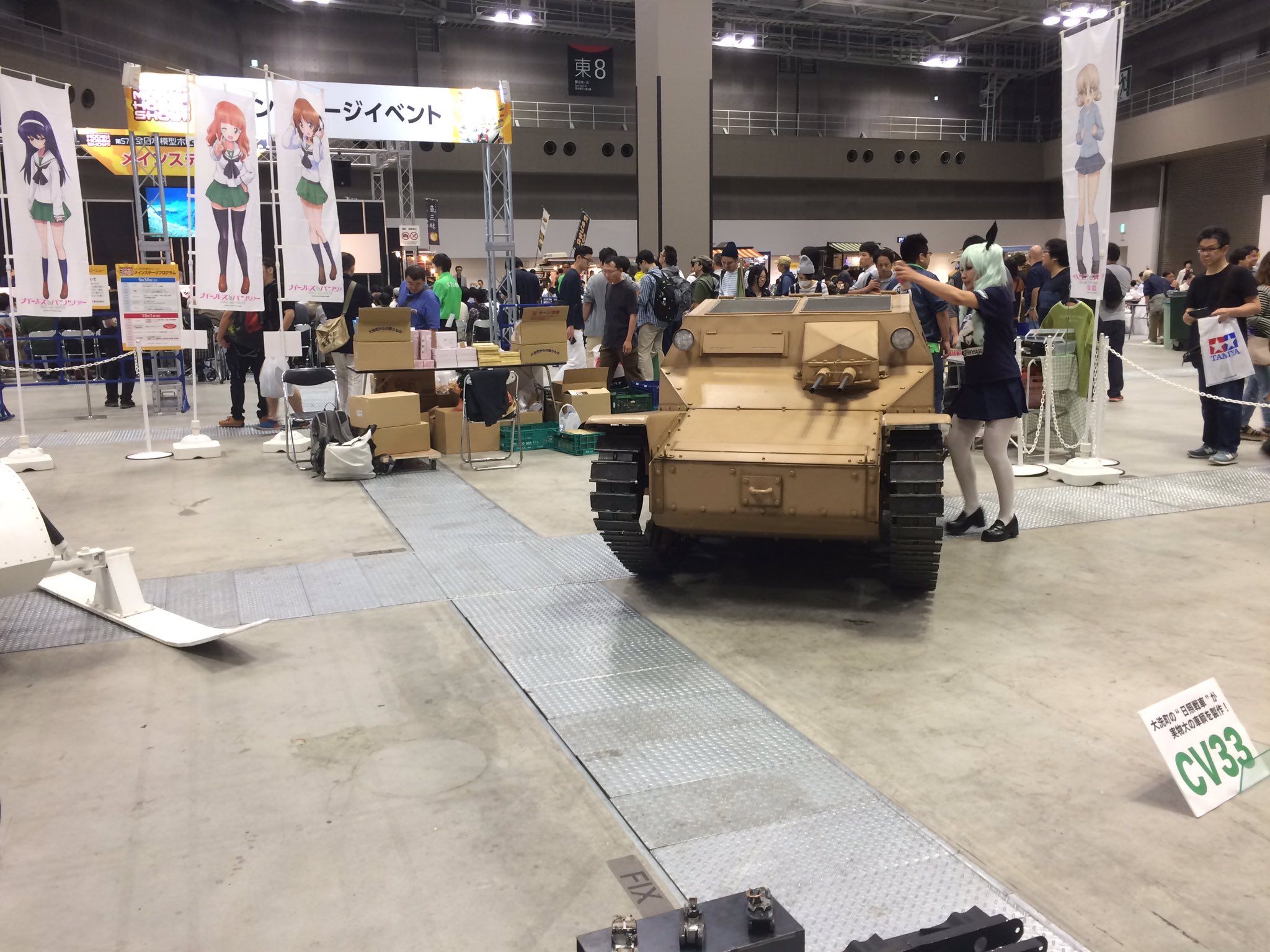 ガールズ パンツァー 公式アカウント 東京ビッグサイトの模型ホビーショー 16時からイベントステージでガルパンの模型トークショーあります 立ち見で後ろからもご覧頂けます また 目の前では日照戦車cv33の展示や まいわい市場がグッズや野菜売って