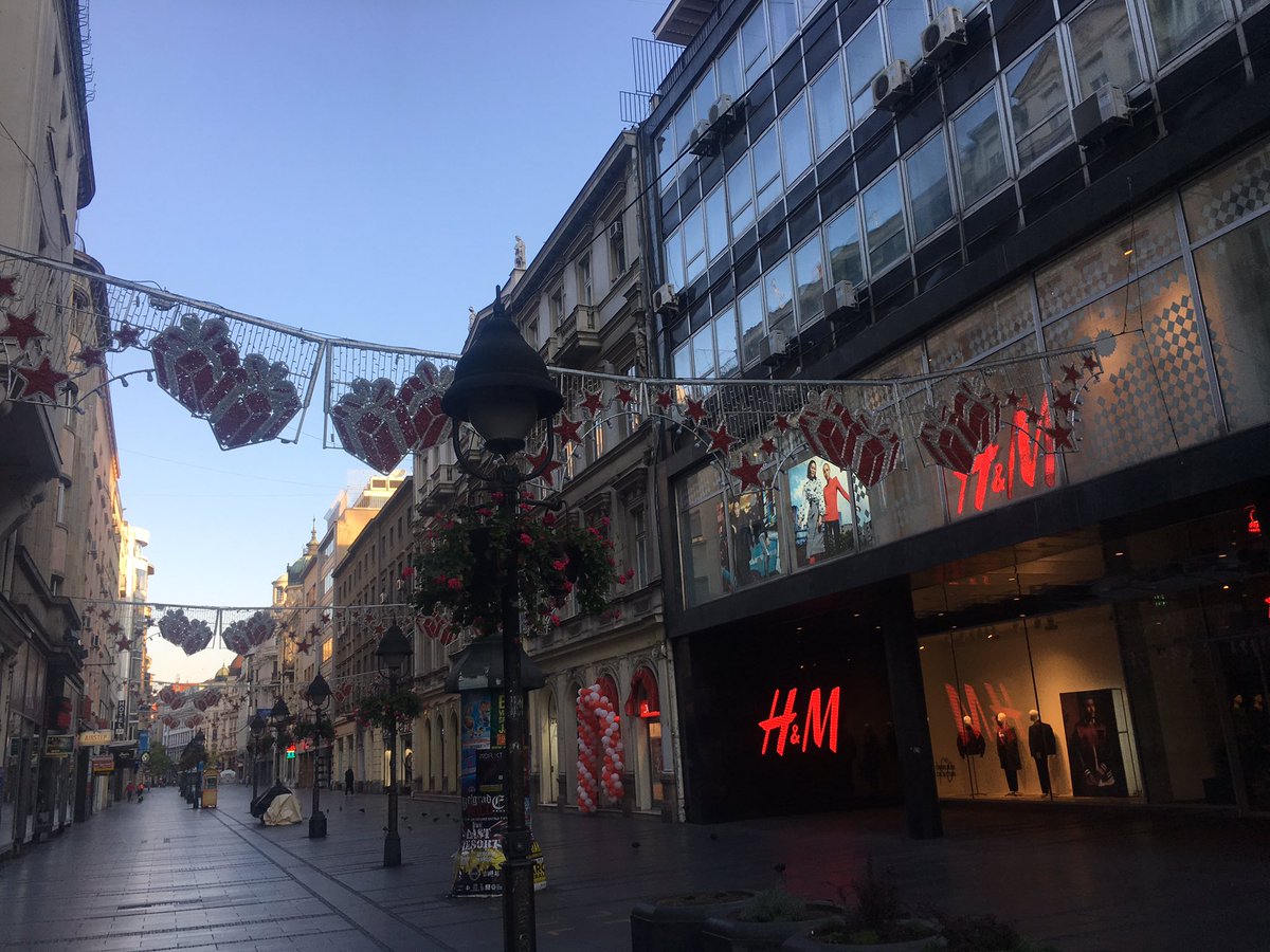 Prlazim, gledam ..stvarno postavili novogodišnju rasvetu. A ispod nje, rascvetalo cveće. A prošle sedmice još bilo leto! A budan sam?;)